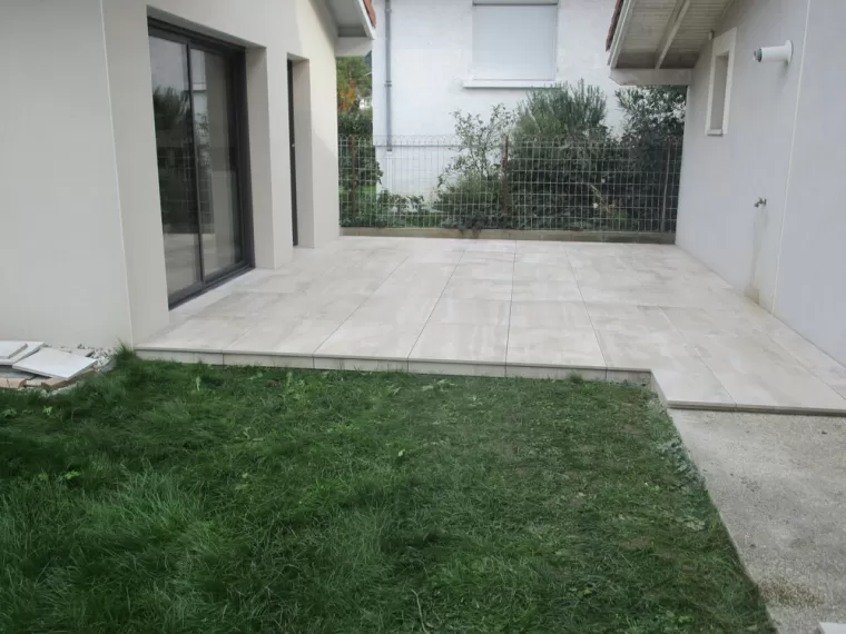 Pose de terrasse en carrelage sur plots réglables à Voiron